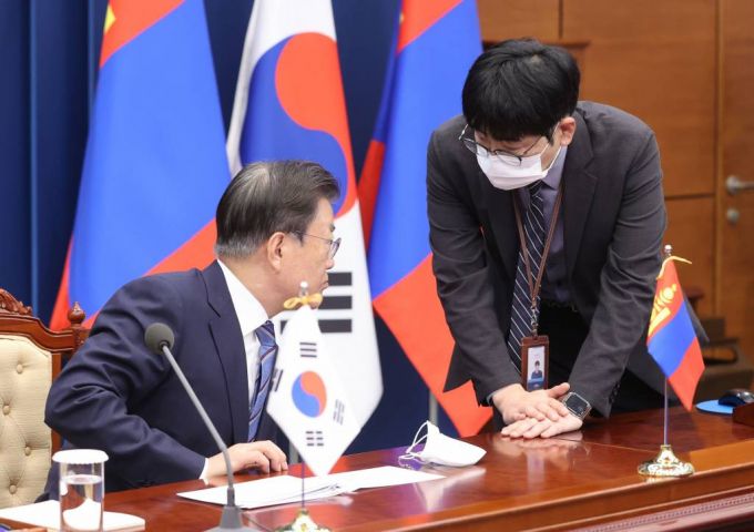 [서울=뉴시스 김진아 기자 = 문재인 대통령이 10일 청와대 영상회의실에서 열린 우흐나 후렐수흐 몽골 대통령과 화상 정상회담에 참석해 회담 전 탁현민 의전비서관과 대화하고 있다. 2021.09.10.