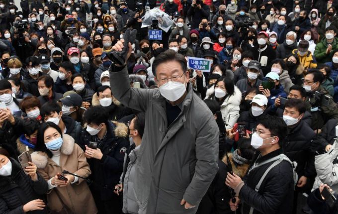 [하남=뉴시스 국회사진기자단 = 이재명 더불어민주당 대선 후보가 25일 경기 하남시 신장시장을 방문해 지지를 호소하고 있다. 2022.01.25.