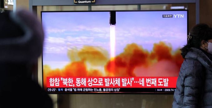 [서울=뉴시스] 고범준 기자 = 지난 14일 북한이 단거리 탄도미사일 발사한 후 사흘 만에 다시 발사체를 발사한 17일 오전 서울역 대합실에서 시민들이 관련 뉴스를 시청하고 있다. 2022.01.17.