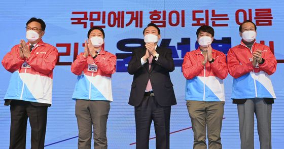 (서울=뉴스1) 구윤성 기자 = 윤석열 국민의힘 대선 후보가 26일 오후 서울 여의도 중소기업중앙회에서 열린 국회의원 및 원외당협위원장 필승결의대회에서 당 지도부와 박수치고 있다. 왼쪽부터 정진석 충남총괄선대위원장, 김기현 원내대표, 윤 후보, 이준석 대표, 권영세 선대본부장. 2022.1.26/뉴스1