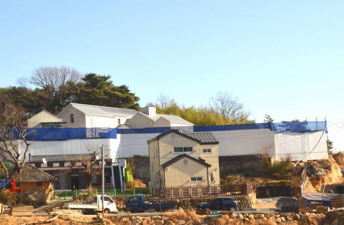 [양산=뉴시스] 김성찬 기자 = 문재인 대통령이 퇴임 후 거처할 경남 양산시 하북면 평산마을 사저 전경. (공사 가림막 뒤 건물) 2021.12.22.