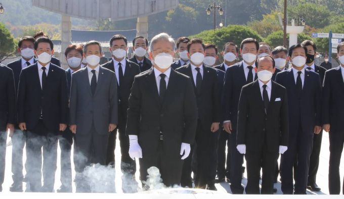 이재명 더불어민주당 대선 후보가 지난해 10월22일 오전 광주 북구 운정동 국립5·18민주묘지에서 참배를 하고 있다. / 사진제공=뉴시스