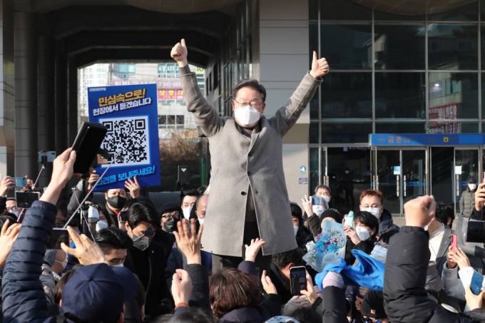 이재명 더불어민주당 대선 후보가 26일 경기 파주시 금촌역 광장을 방문해 지지를 호소하고 있다. / 사진제공=뉴시스