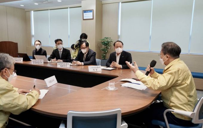 [청주=뉴시스 전진환 기자 = 문재인 대통령이 30일 오전 충북 청주 SD바이오센서 오송공장을 방문, 관계자들에게 발언하고 있다. 2022.01.30.