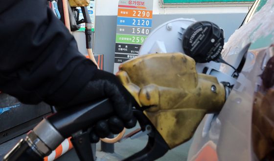국제유가가 연일 오르고 있는 2일 서울시의 한 주유소에서 종업원이 업무를 하고 있다/사진=뉴스1