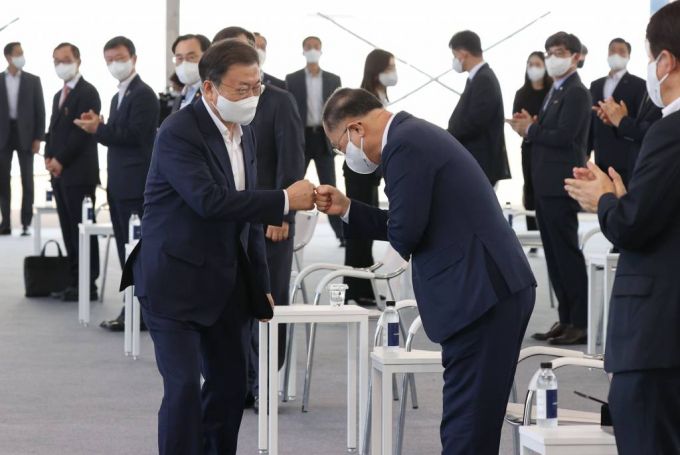 문재인 대통령이 지난해 9월9일 경남 거제시 삼성중공업에서 열린 K-조선 비전 및 상생 협력 선포식에서 홍남기 경제부총리 겸 기획재정부 장관과 인사를 나누고 있다. / 사진제공=뉴시스