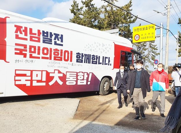 이준석 국민의힘 대표(맨 앞)가 지난 3일 신안지역 주민과 간담회를 위해 정책홍보버스에서 내려 신안군 압해읍 청년회관으로 이동하고 있다.2022.2.3/뉴스1