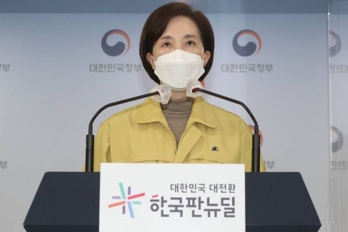 유은혜 사회부총리 겸 교육부 장관이 7일 서울 종로구 정부서울청사에서 열린 ’22학년도 새 학기 학사운영 방안 발표에를 하고 있다./사진=뉴시스