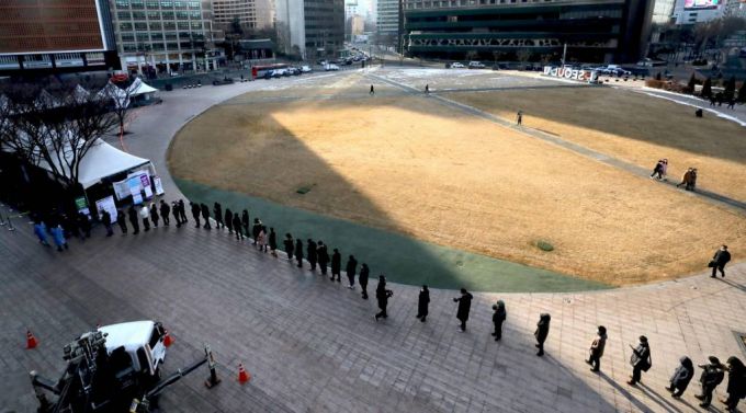 코로나19 신규 확진자가 3만 5286명으로 집계된 7일 오전 서울 중구 서울광장 임시선별검사소에서 시민들이 검사를 받기 위해 대기하고 있다. (공동취재사진)/사진=뉴시스