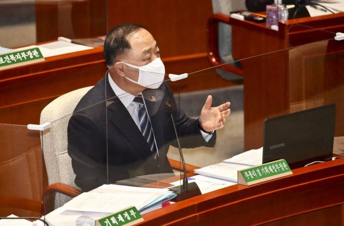 [서울=뉴시스] 전신 기자 = 홍남기 부총리 및 기획재정부 장관이 8일 서울 여의도 국회에서 열린 예산결산특별위원회 전체회의에서 의원 질의에 답하고 있다. (공동취재사진) 2022.02.08.