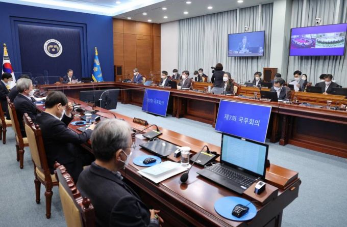 [서울=뉴시스] 전진환 기자 = 문재인 대통령이 8일 오전 청와대 여민관에서 영상 국무회의를 주재하고 있다. 2022.02.08.