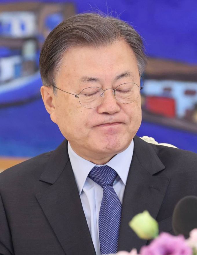 [서울=뉴시스] 전진환 기자 = 문재인 대통령이 10일 청와대에서 열린 자립준비청년 초청 오찬 간담회에서 인사말을 마치고 마이크를 내려놓고 있다. 2022.02.10.