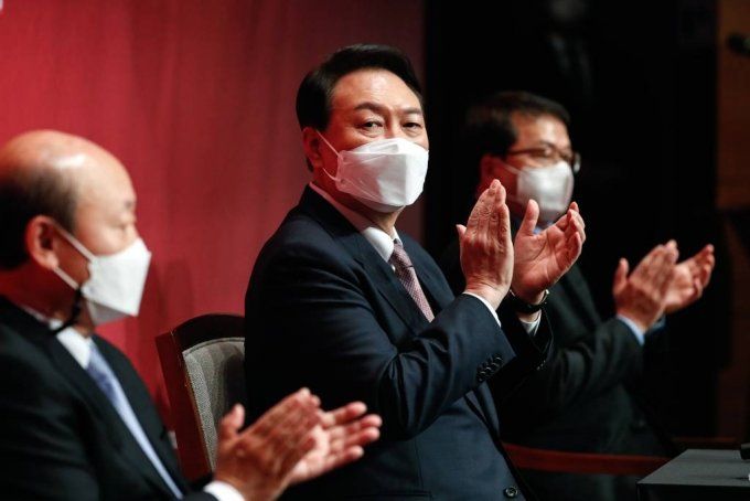 윤석열 국민의힘 대선 후보가 지난달 28일 서울 마포구 누리꿈스퀘어에서 열린 '차기 대통령의 디지털혁신 방향은?' 벤처·ICT 혁신 전략 토론회에서 박수치고 있다. / 사진제공=뉴시스