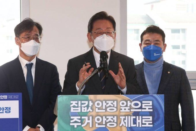 이재명 더불어민주당 대선 후보가 지난달 23일 오전 경기 의왕시 포일 어울림센터에서 부동산 공약을 발표한 후 질문에 답변하고 있다. / 사진제공=뉴시스