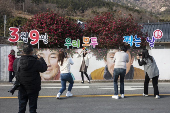 제20대 대통령선거를 앞둔 10일 전라남도선거관리위원회가 투표독려를 위해 신안군 관광명소인 암태기동삼거리 벽화 앞에 설치한 시설물 앞에서 관광객들이 사진을 찍고 있다. 제20대 대통령선거 사전투표는 3월 4∼5일에, 선거일 투표는 같은 달 9일에 실시된다. / 사진제공=뉴스1