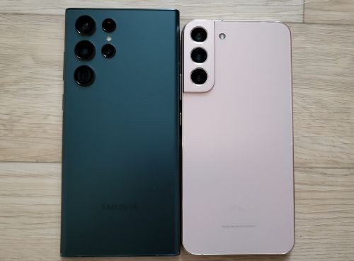 (왼쪽부터) 갤럭시 S22 울트라 그린과 플러스 핑크골드.