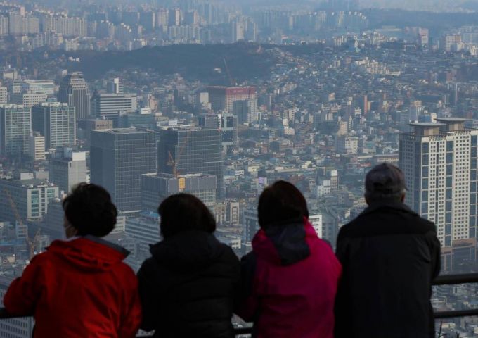 [서울=뉴시스] 조수정 기자 = 한국의 부동산 관련 세금인 '국내 총생산(GDP) 대비 자산세' 비율이 경제협력개발기구(OECD) 국가 중 가장 높은 수준인 4%에 육박하는 것으로 나타났다. 기획재정부에 따르면 지난해 자산 관련 국세 수입은 68조1000억원으로 문재인 정부 출범 첫해인 2017년 자산세수 28조1000억원에서 2.4배 늘었다. 이는 부동산 규제 이후 부동산 가격 급등 등의 요인이 반영된 것으로 분석된다. 사진은 13일 오전 남산에서 바라본 서울 도심 아파트와 빌라 등 주택. 2022.02.13.
