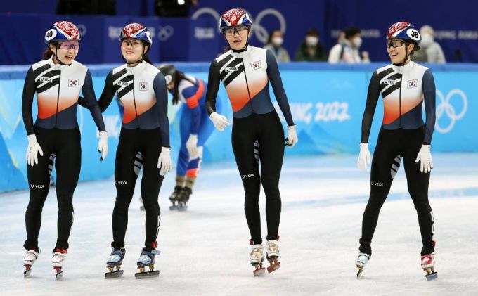 [베이징(중국)=뉴시스] 김병문 기자 = 9일 오후 중국 베이징 캐피털 실내경기장에서 열린 2022 베이징동계올림픽 쇼트트랙 여자 3000m 계주 준결승 경기, 결승 진출에 성공한 한국 최민정, 이유빈, 김아랑, 서휘민이 기뻐하고 있다. 2022.02.09.