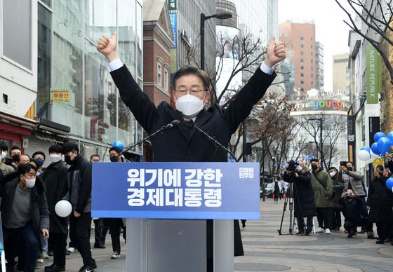 이재명 더불어민주당 대선 후보가 14일 서울 중구 명동예술극장 사거리에서 위기극복·국민통합 선언 기자회견에 앞서 지지자들의 환호에 답하고 있다./사진=뉴스1