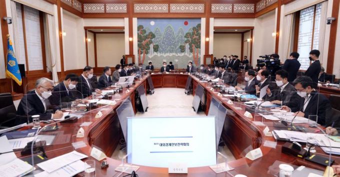 [서울=뉴시스] 전진환 기자 = 문재인 대통령이 14일 청와대 본관에서 열린 대외경제안보전략회의를 주재하며 발언하고 있다. 2022.02.14.