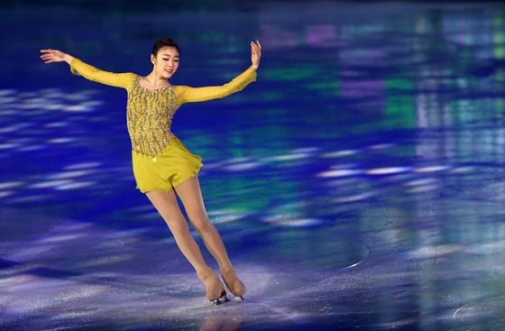 = (서울=뉴스1) 한재호 기자 "피겨 여왕" 김연아가 5일 오후 서울 송파구 올림픽공원 체조경기장에서 열린 "삼성 갤럭시★스마트에어컨 올댓스케이트 2014" 아이스쇼에서 뮤지컬 "리틀 나이트 뮤직"(A Little Night Music)의 OST인 "어릿광대를 보내 주오(Send in the Clowns)"에 맞춰 열연을 펼치고 있다. 2014.5.5/뉴스1