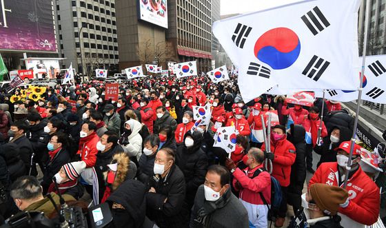 제20대 대통령 선거 공식 선거운동 첫 날인 15일 서울 중구 청계광장에서 열린 '국민이 키운 윤석열 출정식'에 참석한 시민들이 윤석열 후보의 연설을 듣고 있다. /사진=뉴스1