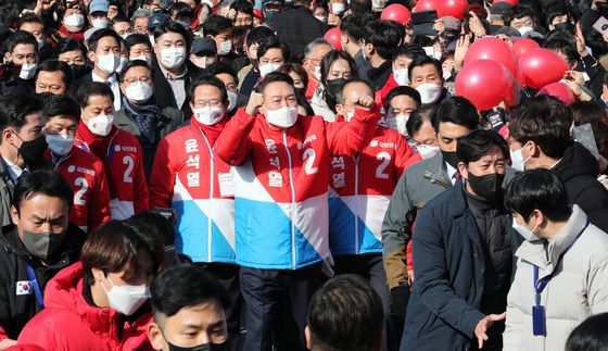 (대구=뉴스1) 구윤성 기자 = 윤석열 국민의힘 대선 후보가 제20대 대통령 공식 선거운동 시작일인 15일 오후 대구 동구 동대구역광장에서 유권자들에게 지지를 호소하고 있다. 2022.2.15/뉴스1