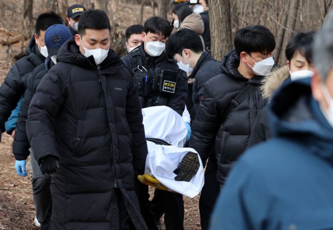 15일 서울 구로구 소재 야산에서 신변 보호를 받던 여성을 살해한 용의자가 숨진 채 발견, 경찰이 시신을 수습하고 있다./사진제공=뉴스1