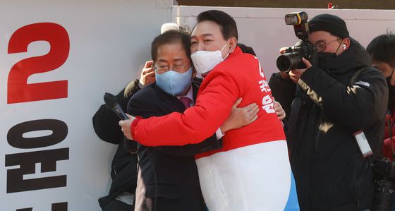 윤석열 국민의힘 대선 후보가 공식선거운동 첫날인 15일 대구 동구 동대구역 광장에서 열린 선거 유세에서 홍준표 의원과 포옹을 하고 있다.  /사진=뉴스1