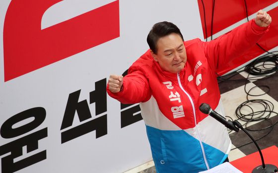 윤석열 국민의힘 대선 후보가 제20대 대통령 공식 선거운동 시작일인 15일 오후 대전 중구 으능정이 문화의거리에서 유권자들에게 지지를 호소하고 있다. 이날 국립서울현충원을 참배한 뒤 청계광장에서 출정식을 연 윤 후보는 대전과 대구, 부산 등을 돌며 22일간의 대장정에 돌입한다. /사진=뉴스1