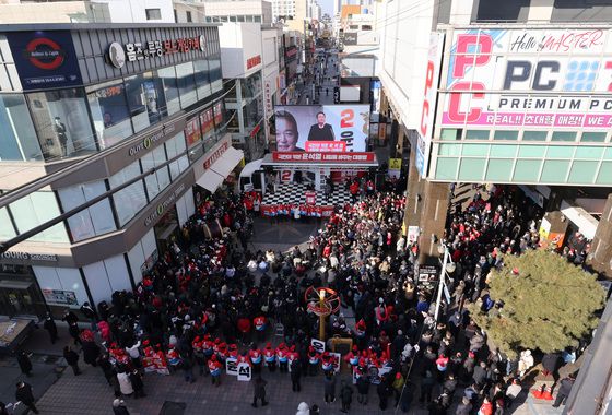 (청주=뉴스1) 구윤성 기자 = 윤석열 국민의힘 대선 후보가 16일 오후 충북 청주시 성안길에서 유권자들에게 지지를 호소하고 있다. 2022.2.16/뉴스1