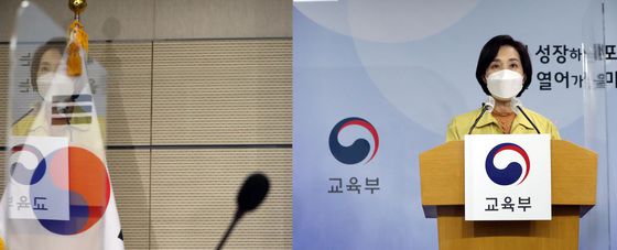 (세종=뉴스1) 김기남 기자 = 유은혜 부총리 겸 교육부장관이 16일 오전 정부세종청사에서 학교방역 추가지원 방안을 발표한 뒤 교육부장관으로 끝까지 소임을 다하겠다는 각오를 밝히고 있다. 2022.2.16/뉴스1