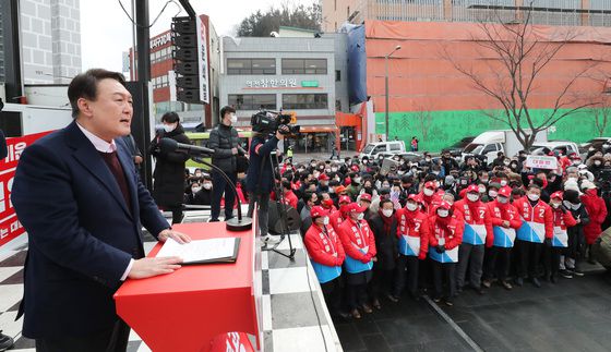 (전주=뉴스1) 구윤성 기자 = 윤석열 국민의힘 대선 후보가 16일 오전 전북 전주역 앞에서 유권자들에게 지지를 호소하고 있다. 2022.2.16/뉴스1