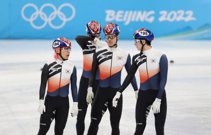 [베이징(중국)=뉴시스 홍효식 기자 = 16일 오후 중국 베이징 캐피털 실내경기장에서 열린 2022 베이징동계올림픽 쇼트트랙 남자 5000m 계주 결승, 은메달을 딴 한국 대표팀 선수들이 기뻐하고 있다. 2022.02.16.