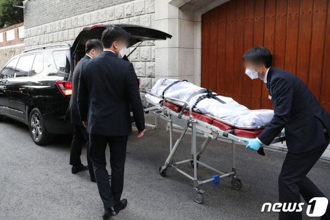 (서울=뉴스1) 이재명 기자 = 전두환 전 대통령이 별세한 23일 오후 서울 서대문구 연희동 자택에서 고인이 운구차로 향하고 있다. 2021.11.23/뉴스1