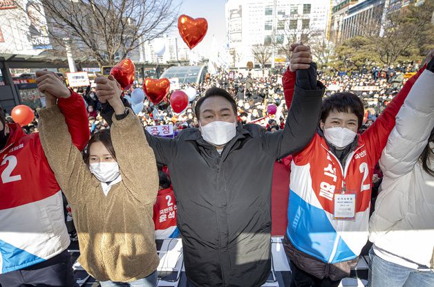 (성남=뉴스1) 구윤성 기자 = 윤석열 국민의힘 대선 후보가 17일 오후 경기 성남시 분당구 야탑역 인근에서 열린 유세에서 유권자들의 지지를 호소하고 있다. 2022.2.17/뉴스1