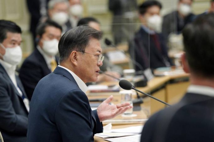 [서울=뉴시스 전진환 기자 = 문재인 대통령이 17일 오전 청와대 영빈관에서 열린 외국인투자기업인과의 대화에 참석, 발언하고 있다. 2022.02.17.