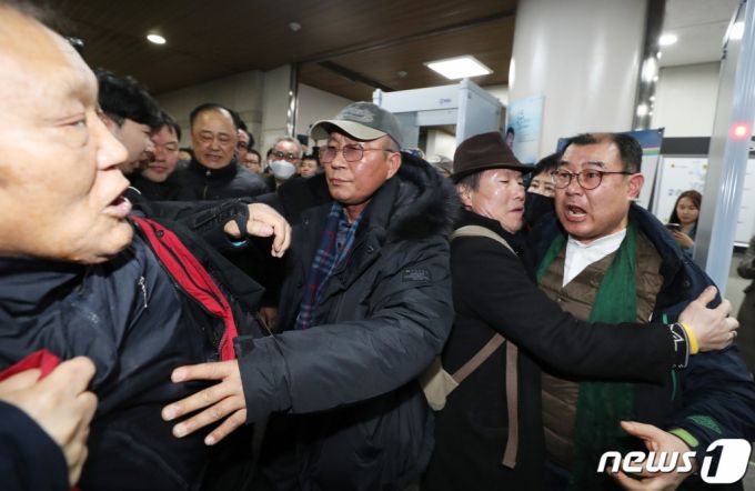 (서울=뉴스1) 이재명 기자 = 13일 오후 서울 서초구 서울중앙지방법원에서 "5·18 민주화운동은 북한이 일으킨 폭동"이라는 망언으로 재판에 넘겨진 보수논객 지만원씨에 대한 정보통신망법상 명예훼손 선고공판이 끝나자 보수단체 회원들과 5·18 단체 회원들이 충돌하고 있다.   중앙지법은 지만원씨에게 징역 2년의 실형과 벌금 100만원을 선고 했다. 다만 고령인데다 성실하게 재판에 출석한 점을 고려해 법정구속은 하지 않았다. 2020.2.13/뉴스1