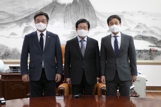 (서울=뉴스1) 이승배 기자 = 박병석 국회의장이 18일 오후 서울 여의도 국회에서 추가경정예산 처리 관련으로 면담 온 윤호중 더불어민주당 원내대표와 기념촬영하고 있다. 2022.2.18/뉴스1