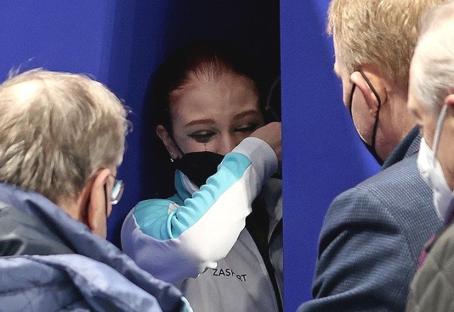 지난 17일 오후 중국 베이징 캐피털 실내경기장에서 열린 2022 베이징동계올림픽 피겨 스케이팅 여자 싱글 프리스케이팅에서 은메달을 차지한 러시아올림픽위원회(ROC) 알렉산드라 트루소바가 시상식을 앞두고 눈물을 흘리고 있다. /사진=뉴시스