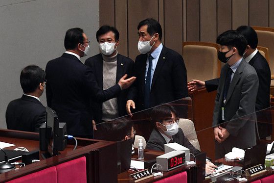 (서울=뉴스1) 이승배 기자 = 맹성규 더불어민주당 예결위 간사가 18일 오후 서울 여의도 국회에서 열린 예산결산특별위원회 전체회의가 정회되자 이종배 예결위원장에게 항의하고 있다. 2022.2.18/뉴스1