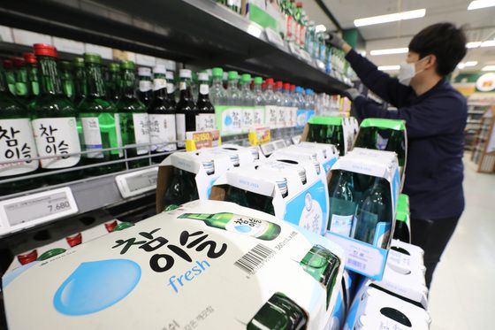 서울의 한 대형마트에 진열된 소주의 모습/사진=뉴스1