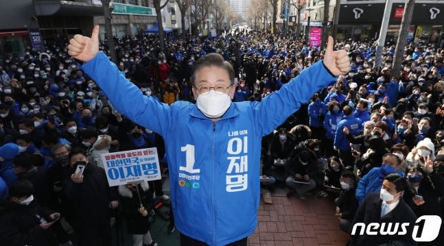 이재명 더불어민주당 대선 후보가 18일 오전 전남 순천 연향패션거리에서 열린 '약무호남 시무국가' 거리유세에서 지지자와 시민들에게 인사하고 있다. 2022.2.18/뉴스1 (C) News1 오대일 기자
