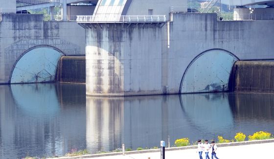 = 지난 2017년 5월22일 한국수자원공사 낙동강 중부물관리센터가 대구 달성군 강정고령보에 수문을 열고 물을 방류하고 있다.  문재인 대통령은 이날 4대강 16개 보 가운데 녹조 발생이 심하고 수자원 이용측면에서 영향이 적은 6개 보를 오는 6월1일부터 상시 개방하라고 지시했다. 2017.5.22/뉴스1