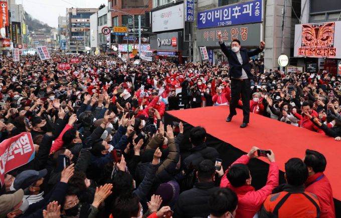 [진주=뉴시스] 전신 기자 = 윤석열 국민의힘 대선 후보가 19일 오후 경남 진주 광미사거리에서 시민들을 향해 지지를 호소하고 있다. 2022.02.19.
