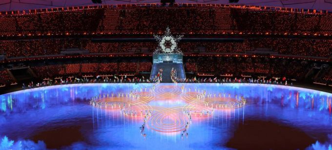 [베이징(중국)=뉴시스] 고범준 기자 = 20일 오후 중국 베이징 국립 경기장에서 열린 2022 베이징 동계 올림픽 폐막식에서 대한민국 스피드스케이팅 은메달리스트 차민규 등 각국 선수단 대표가 국기를 들고 입장하고 있다. 2022.02.20.