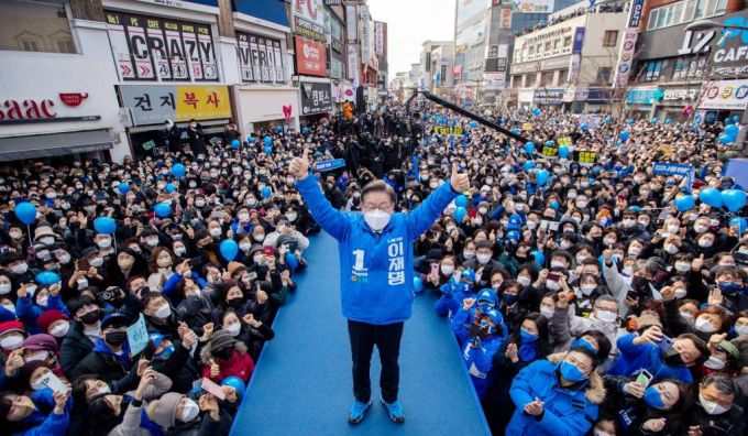 [전주=뉴시스 최동준 기자 = 이재명 더불어민주당 대선 후보가 19일 전북 전주 전북대학교 앞에서 집중 유세를 열고 지지를 호소하고 있다. 2022.02.19.