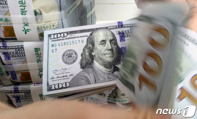 (서울=뉴스1) 이동해 기자 = 4일 오후 서울 중구 하나은행 위변조대응센터에서 은행 관계자가 달러화를 정리하고 있다. 이날 한국은행에 따르면 2월말 우리나라 외환보유액은 4091억7000만달러로 전월말 대비 4억8000만달러 감소했다. 외환보유액은 지난해 10월(4063억2000만달러), 11월(4074억6000만달러), 12월(4088억2000만달러), 올해 1월(4096억5000만달러) 4개월 연속 사상 최대치를 기록했지만 2월 감소세로 전환됐다. 2020.3.4/뉴스1