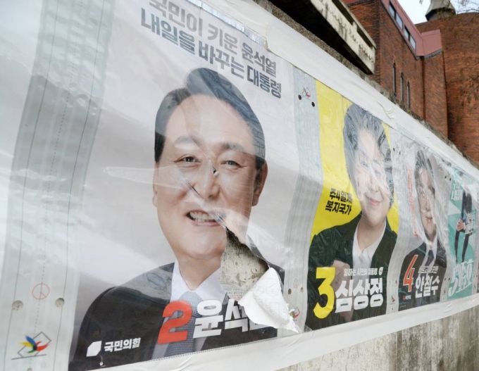 21일 전북 전주시 덕진구 인후동에 설치된 제20대 대통령 선거 벽보 중 국민의힘 윤석열 후보의 벽보가 훼손돼 있다. /사진=뉴시스