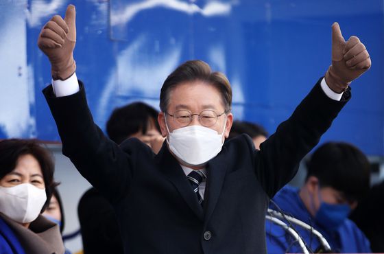 (대구=뉴스1) 오대일 기자 = 이재명 더불어민주당 대선 후보가 제20대 대통령 선거 공식 선거운동이 시작된 지난 15일 오후 대구 중구 동성로에서 열린 거리유세에서 시민들에게 인사하며 지지를 호소하고 있다. 이 후보는 이날 대선 최대 승부처 부산을 시작으로 대구, 대전, 서울을 올라오는 경부선 상행선 코스를 밟으며 22일간의 대장정에 돌입했다. 2022.2.15/뉴스1